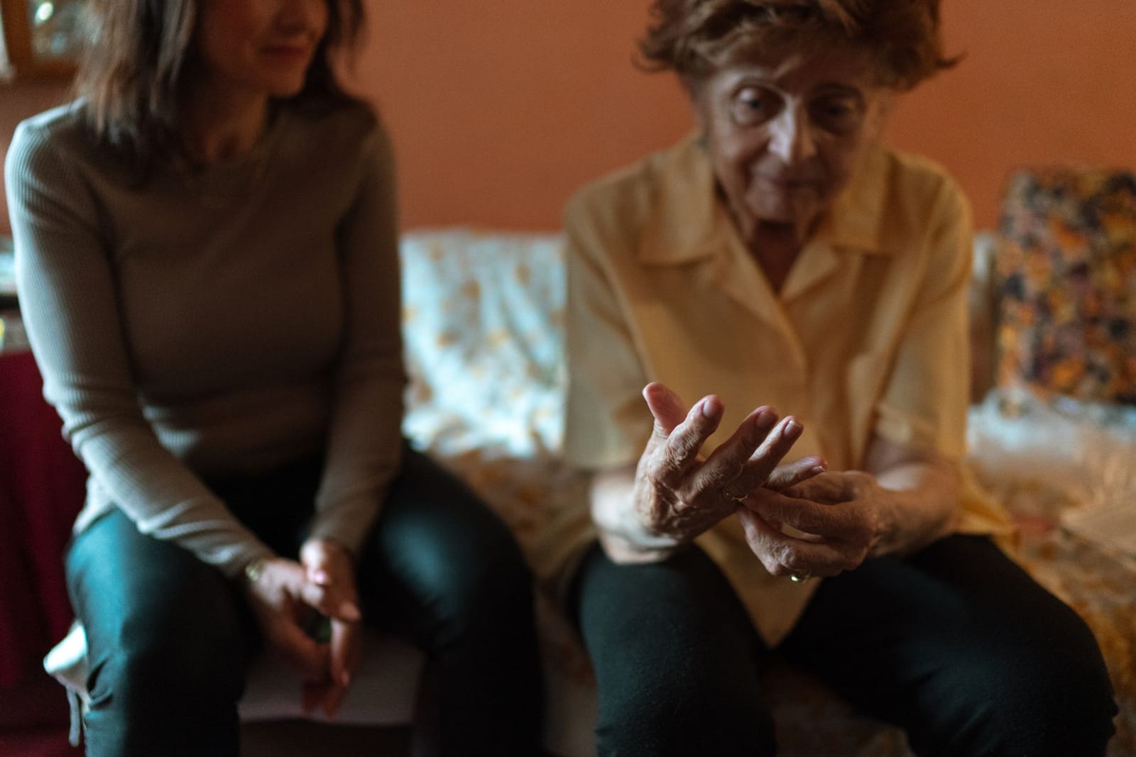 Un'operatrice conversa con un'ospite